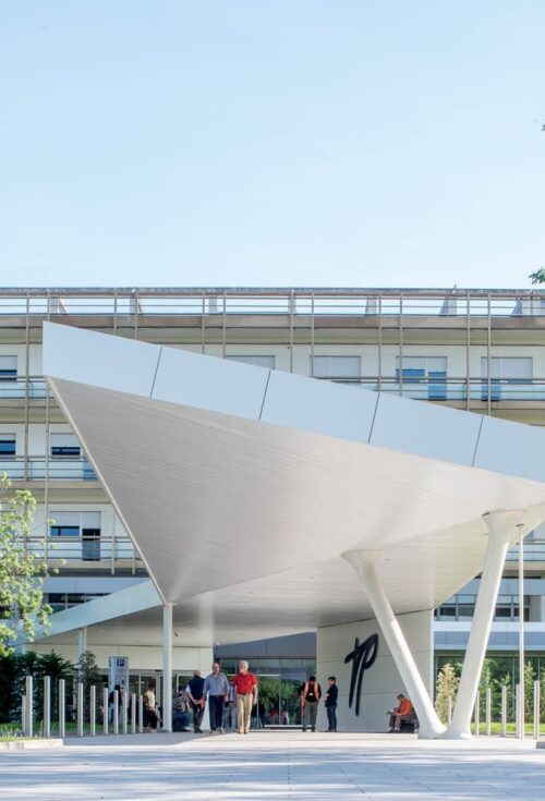 Spalla a spalla, gomito a gomito